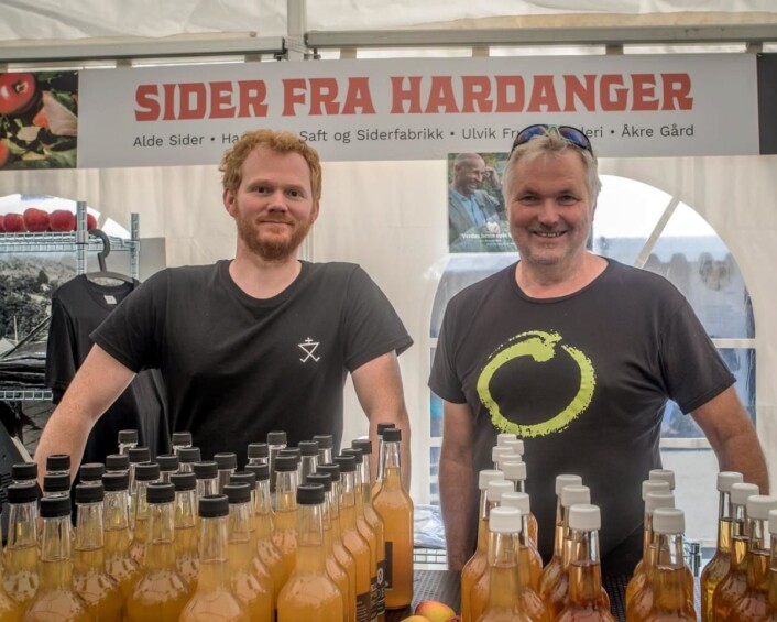 Siderprodusentene er på plass, her Olav Bleie og Asbjørn Børsheim. (Foto Bergen Matfestival) Siderprodusentene er på plass, her Olav Bleie og Asbjørn Børsheim. (Foto Bergen Matfestival)