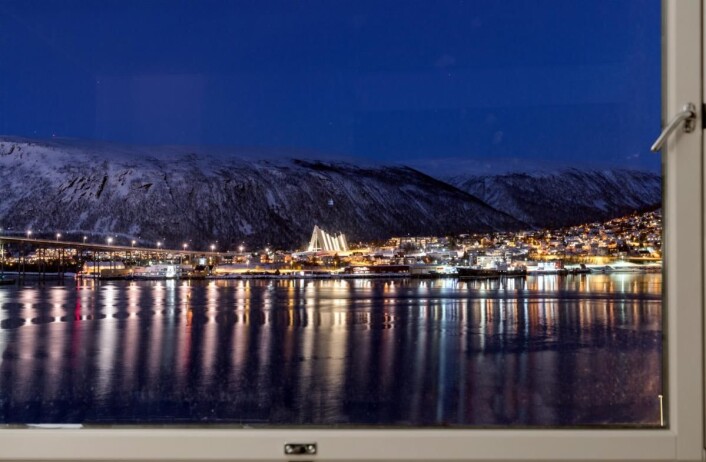 Utsikt fra ett av rommene mot Ishavskatedralen og naturen rundt. (Foto: Radisson Hotel Group) Utsikt fra ett av rommene mot Ishavskatedralen og naturen rundt. (Foto: Radisson Hotel Group)