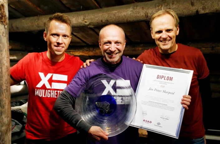 Årets vinner Jan Petter Skarpeid flankert av salgssjef Kristian H. Kjærnes (til venstre) og salgsdirektør Karl Wethal. (Foto: Nils Henrik Sjo) Årets vinner Jan Petter Skarpeid flankert av salgssjef Kristian H. Kjærnes (til venstre) og salgsdirektør Karl Wethal. (Foto: Nils Henrik Sjo)
