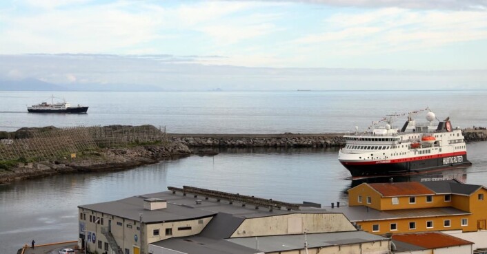 Hurtigruten på vei inn mot kaia i Svolvær, der det nye Thon-hotellet skal bygges. (Foto: Morten Holt) Hurtigruten på vei inn mot kaia i Svolvær, der det nye Thon-hotellet skal bygges. (Foto: Morten Holt)