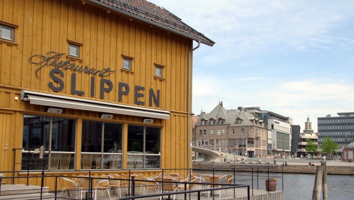 Restaurant Slippen med brygga i Fredrikstad i bakgrunnen. (Foto: Morten Holt) Restaurant Slippen med brygga i Fredrikstad i bakgrunnen. (Foto: Morten Holt)