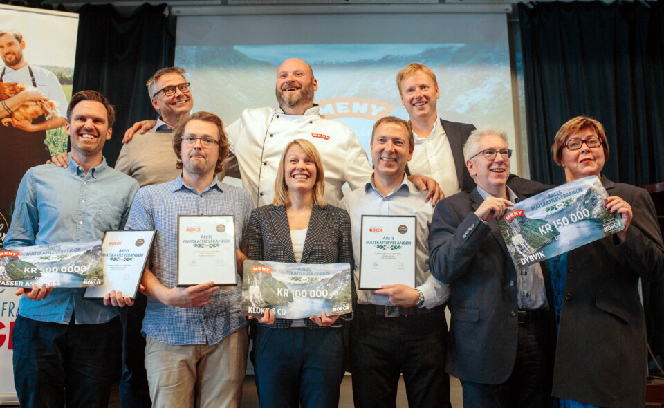 Stolte vinnere med Edvart Freberg fra Hvasser asparges til venstre. (Foto: Meny)