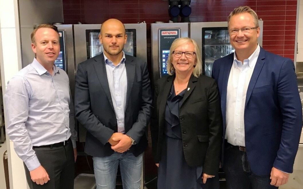 Fra venstre Henrik Gjerding (styremedlem Norsk Restaurantskole), Fredrik Slette (Key Account Manager Engrosfrukt), Laila M. Berge (styreleder Norsk Restaurantskole) og Eskild Kellmer (Key Account Manager Domstein Sjømat). (Foto: Norsk Restaurantskole) Fra venstre Henrik Gjerding (styremedlem Norsk Restaurantskole), Fredrik Slette (Key Account Manager Engrosfrukt), Laila M. Berge (styreleder Norsk Restaurantskole) og Eskild Kellmer (Key Account Manager Domstein Sjømat). (Foto: Norsk Restaurantskole)