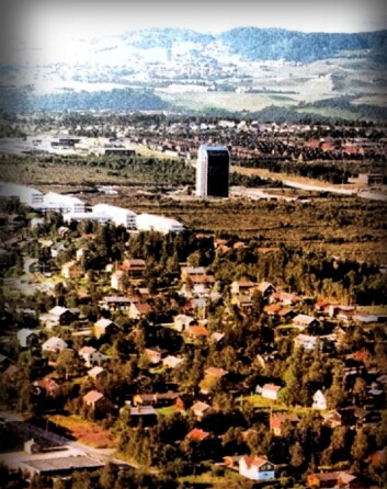 Hotellet sto alene på myra på Tiller da det ble oppført på 1980-tallet. (Foto: Hotellet) Hotellet sto alene på myra på Tiller da det ble oppført på 1980-tallet. (Foto: Hotellet)