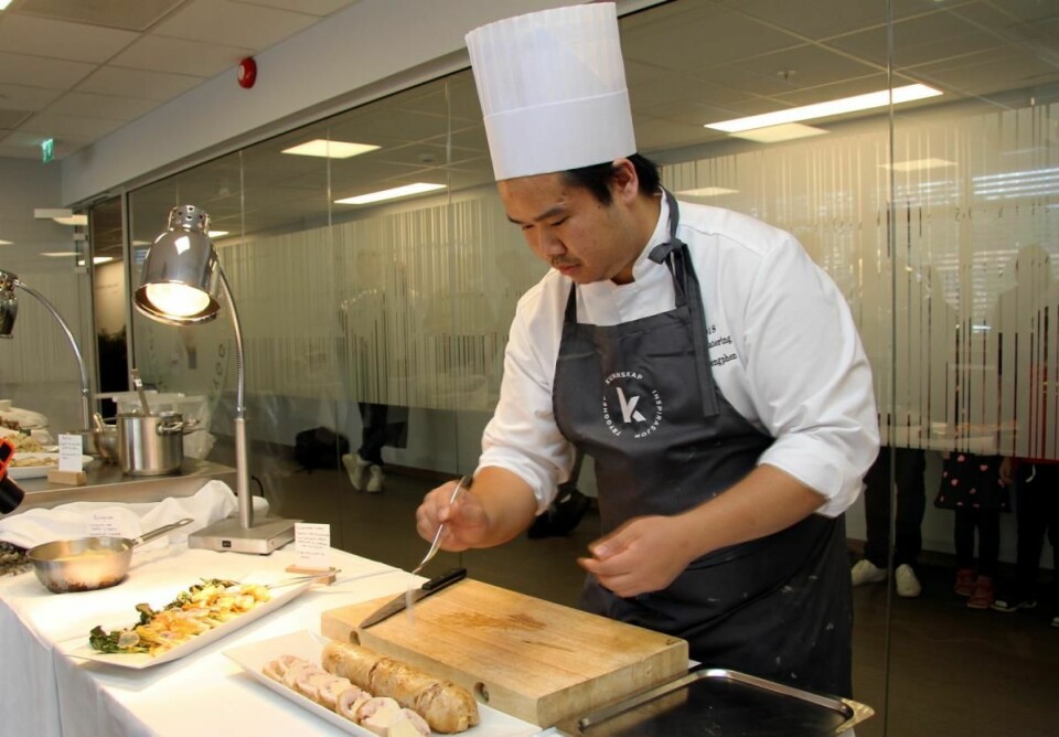 Daniel Phengpan gjør klart for servering. (Foto: Morten Holt)