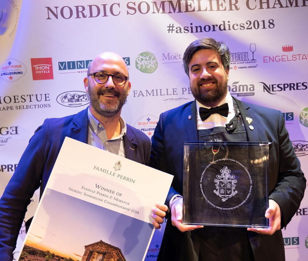 Francesco Marzola (til høyre), som til daglig arbeider på Park Hotel Vossevangen, har vunnet Nordisk Vinkelnermesterskap 2018. (Foto: Kristian Jøraandstad/Norsk Vinkelnerforening) Francesco Marzola (til høyre), som til daglig arbeider på Park Hotel Vossevangen, har vunnet Nordisk Vinkelnermesterskap 2018. (Foto: Kristian Jøraandstad/Norsk Vinkelnerforening)