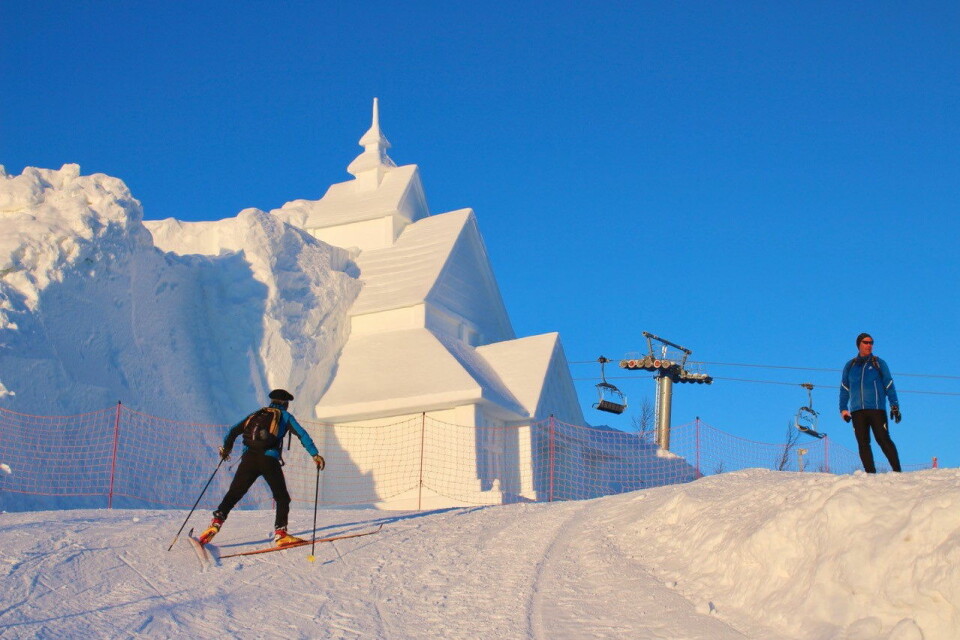 Verdens største stavkirke av snø i alpinanlegget på Beitostølen sist vinter, 16 meter høy og 11 meter bred, vakte oppsikt, ikke bare i Norge men verden over. Dette var en del av pre-test-prosjektet. (Foto; DestinasjonsKirurgene)