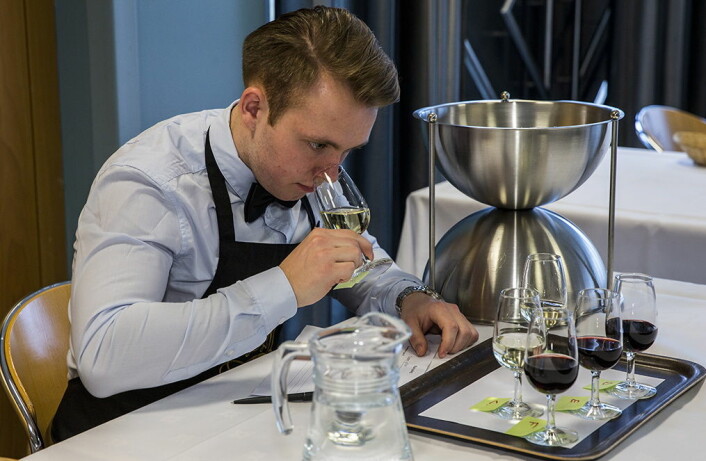 Kristian Brestrup er en av fem finalister i NM i servitørfaget. (Foto: Arkiv)
