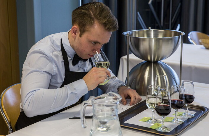 Kristian Brestrup er en av fem finalister i NM i servitørfaget. (Foto: Arkiv) Kristian Brestrup er en av fem finalister i NM i servitørfaget. (Foto: Arkiv)