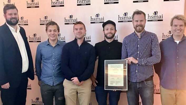 Restaurant Edda stakk av med seieren i kategorien restauranter. Her er representanter fra Edda sammen med Shane Forster fra Customer Alliance (t.v.) og Ulf Stigen fra Høyskolen Kristiania (t.h.). (Foto: HSMAI) Restaurant Edda stakk av med seieren i kategorien restauranter. Her er representanter fra Edda sammen med Shane Forster fra Customer Alliance (t.v.) og Ulf Stigen fra Høyskolen Kristiania (t.h.). (Foto: HSMAI)