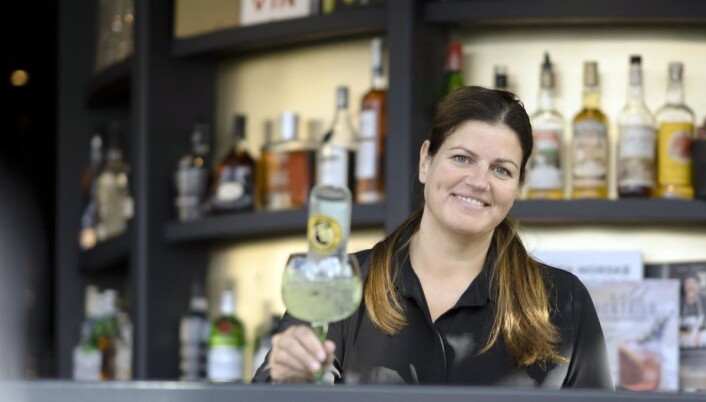 Kurs i å lage den ultimate Gin & Tonic har tatt helt av på Bølgen & Mois restaurant på Tjuvholmen, og daglig leder i Drammen, Hilde Andersen, regner med at det blir kurs også i Drammen etter hvert. (Foto: Bølgen & Moi) Kurs i å lage den ultimate Gin & Tonic har tatt helt av på Bølgen & Mois restaurant på Tjuvholmen, og daglig leder i Drammen, Hilde Andersen, regner med at det blir kurs også i Drammen etter hvert. (Foto: Bølgen & Moi)