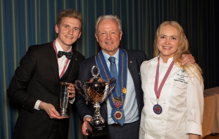 Beste commis i NM i kokkekunst, Charlotte Renate Knutsen, sammen med NM-vinner Håvard Werkland og Bjarte Gjerde fra Chaine des Rotisseurs. Knutsen fikk som premie 2500 kroner fra Chaine des Rotisseurs, og full «Tasting menu» på «Chefs Table» hos Christopher Davidsen i Speilsalen i Britannia, når hotellet åpnes neste år. (Foto: Privat) Beste commis i NM i kokkekunst, Charlotte Renate Knutsen, sammen med NM-vinner Håvard Werkland og Bjarte Gjerde fra Chaine des Rotisseurs. Knutsen fikk som premie 2500 kroner fra Chaine des Rotisseurs, og full «Tasting menu» på «Chefs Table» hos Christopher Davidsen i Speilsalen i Britannia, når hotellet åpnes neste år. (Foto: Privat)
