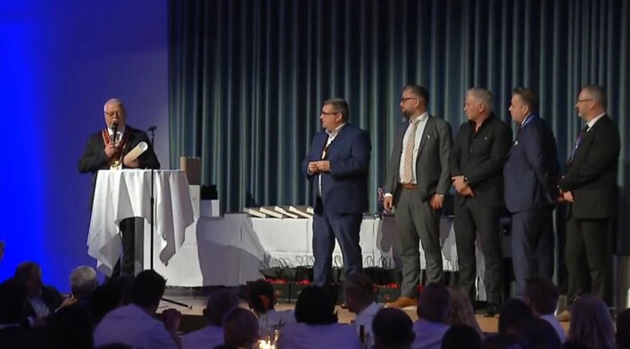 Konferansier Svein Magnus Gjønvik sammen med deler av juryen. (Printscreen) Konferansier Svein Magnus Gjønvik sammen med deler av juryen. (Printscreen)