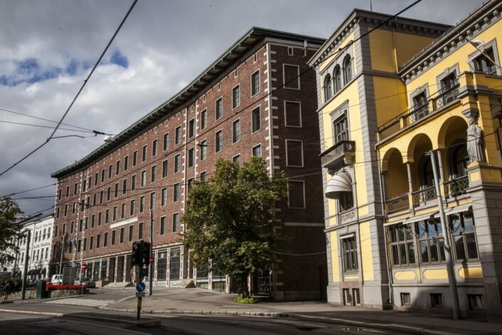 Det gule ambassadebygget (til høyre i bildet) blir forvandlet til en villa med 16 suiter for utleie. (Foto: Roberto di Trani) Det gule ambassadebygget (til høyre i bildet) blir forvandlet til en villa med 16 suiter for utleie. (Foto: Roberto di Trani)