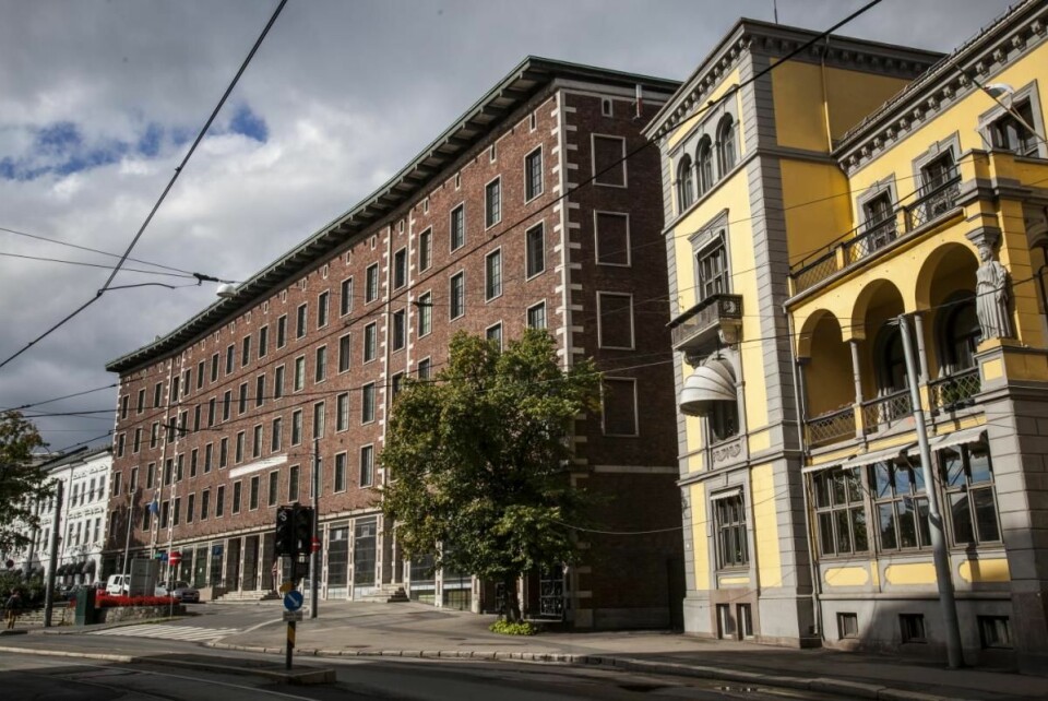 Det gule ambassadebygget (til høyre i bildet) blir forvandlet til en villa med 16 suiter for utleie. (Foto: Roberto di Trani)