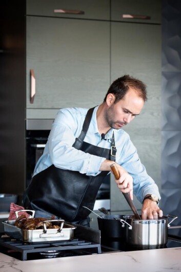 Ørjan Johannessen i aksjon på kjøkkenet. (Foto: Eirin Helland, Luminate) Ørjan Johannessen i aksjon på kjøkkenet. (Foto: Eirin Helland, Luminate)