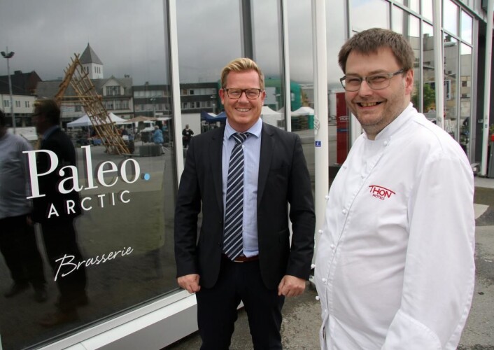 Ny topp-plassering for Thon Hotel Lofoten og hotelldirektør Erik Taraldsen (til venstre). (Foto: Morten Holt) Ny topp-plassering for Thon Hotel Lofoten og hotelldirektør Erik Taraldsen (til venstre). (Foto: Morten Holt)