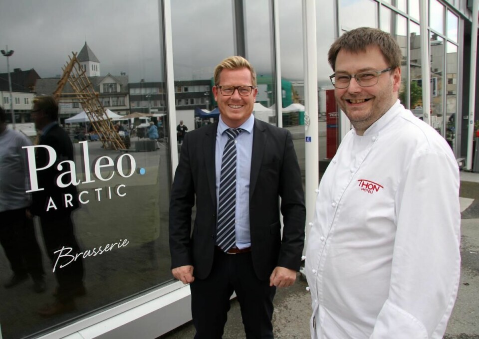 Ny topp-plassering for Thon Hotel Lofoten og hotelldirektør Erik Taraldsen (til venstre). (Foto: Morten Holt)
