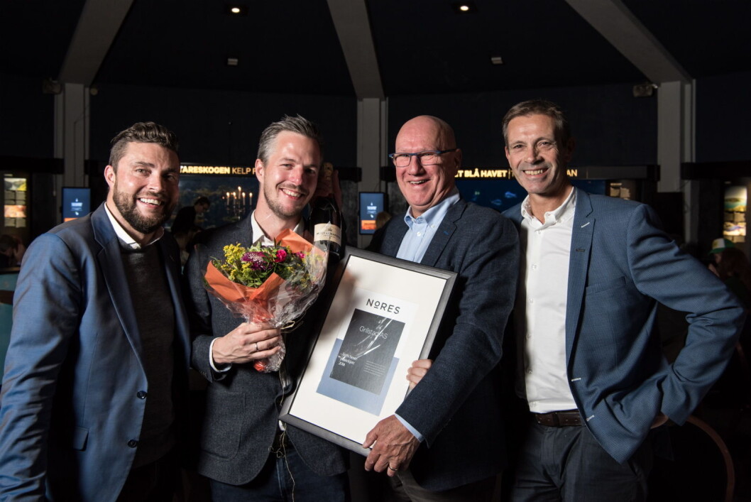 Erik Ø. Strøm (Nores, fra venstre), Thomas Fosback (Grilstad), Inge Halleraker (Grilstad) og Petter Ravik (Nores) under kåringen av årets beste pinnekjøtt i 2018. (Foto: Nores) Erik Ø. Strøm (Nores, fra venstre), Thomas Fosback (Grilstad), Inge Halleraker (Grilstad) og Petter Ravik (Nores) under kåringen av årets beste pinnekjøtt i 2018. (Foto: Nores)