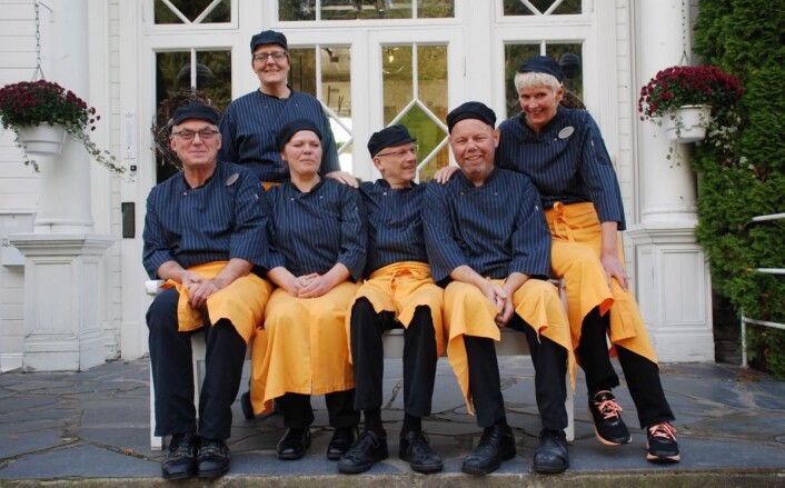 Vinneren av Matomsorgsprisen 2018 er Montebellosenteret. Her kjøkkensjef Hanne Finstad (stående), Didier Philippeau, Kårhild Offerdal, Kristen Odde, Frank Bøhmer og Britt Berntsen. Inger Haave og Anne Nørsteng var ikke til stede da bildet ble tatt. (Foto: Elisabeth Strøm) Vinneren av Matomsorgsprisen 2018 er Montebellosenteret. Her kjøkkensjef Hanne Finstad (stående), Didier Philippeau, Kårhild Offerdal, Kristen Odde, Frank Bøhmer og Britt Berntsen. Inger Haave og Anne Nørsteng var ikke til stede da bildet ble tatt. (Foto: Elisabeth Strøm)