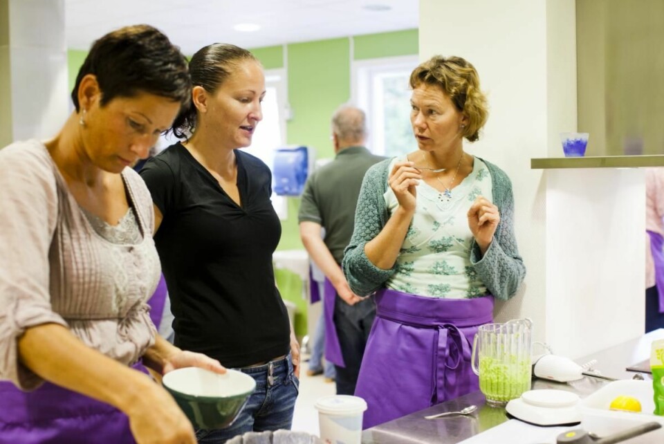 Klinisk ernæringsfysiolog Laila Dufseth (til høyre) har ansvar for både matprat og matverksted og samarbeider tett med kjøkkenpersonalet. Faglige dyktige, opptatt av å lære og å følge med i tiden. Service, kreativitet og yrkesstolthet er hennes beskrivelse av staben. (Foto: Montebellosenteret)