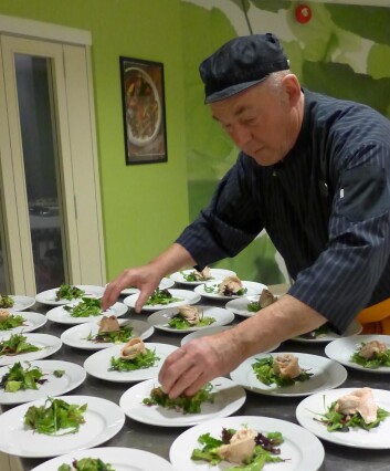 Forretten tilberedes av kokk Didier Philippeau. (Foto: Montebellosenteret) Forretten tilberedes av kokk Didier Philippeau. (Foto: Montebellosenteret)