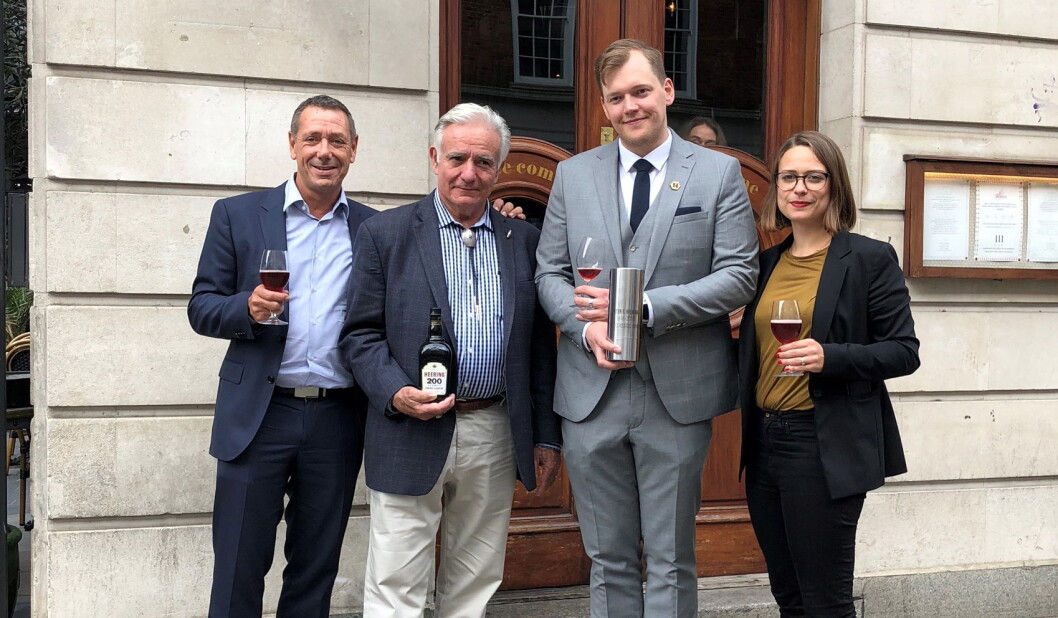Fra venstre Mark de Witte (konsernsjef De Kuyper Royal Distillers), barlegenden Dale De Groff, Odd Strandbakken og Laura Schacht («Cherry Heering, Global Cocktail Training and Advocacy Manager»). (Foto: Altia) Fra venstre Mark de Witte (konsernsjef De Kuyper Royal Distillers), barlegenden Dale De Groff, Odd Strandbakken og Laura Schacht («Cherry Heering, Global Cocktail Training and Advocacy Manager»). (Foto: Altia)