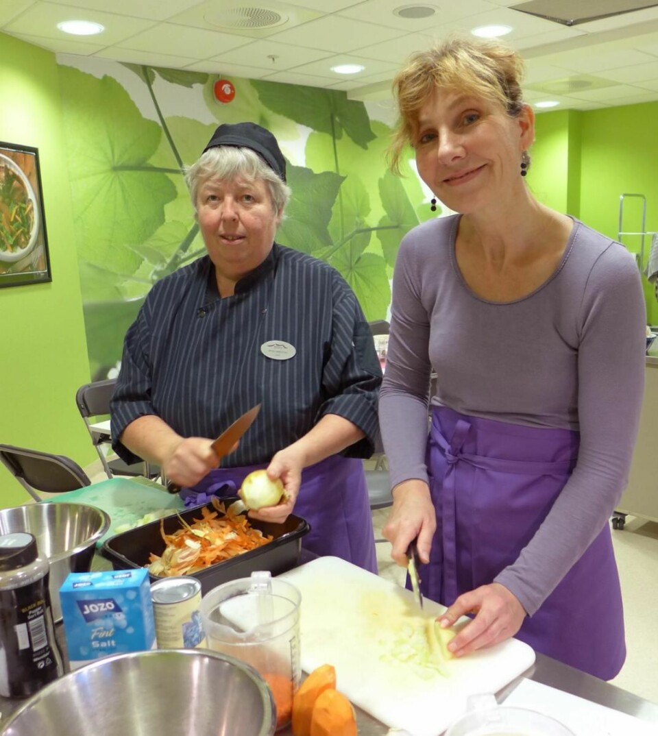 En av kokkene, Anne Nørsteng, hjelper en av kursdeltakerne. (Foto: Montebellosenteret)