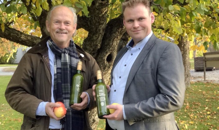 Produsent Halvor Holtskog sammen med kjøkkensjef på Thon Hotel Lofoten, Henrik Siversson. (Foto: Nyhuus Gard) Produsent Halvor Holtskog sammen med kjøkkensjef på Thon Hotel Lofoten, Henrik Siversson. (Foto: Nyhuus Gard)