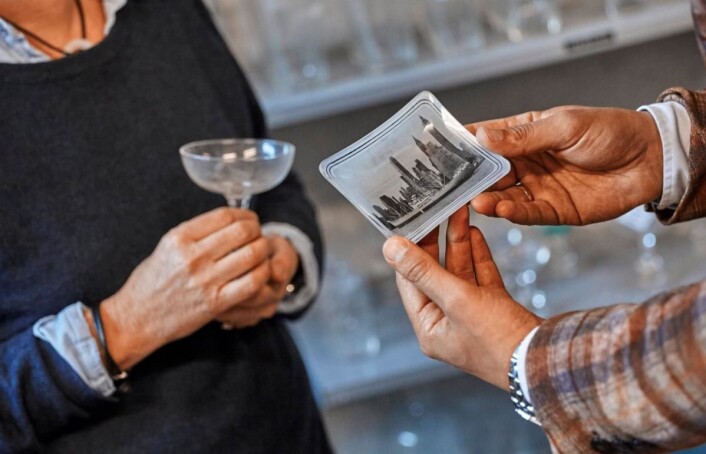 Amerikalinjen og Hadeland Glassverk inngår samarbeid på ulike produkter som fantes under skipsfarten til Den Norske Amerikalinjen. (Foto: Magne Risnes) Amerikalinjen og Hadeland Glassverk inngår samarbeid på ulike produkter som fantes under skipsfarten til Den Norske Amerikalinjen. (Foto: Magne Risnes)