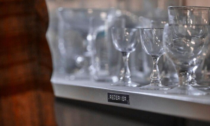 Hadeland Glassverk leverer håndslipte champagneglass til Amerikalinjen. (Foto: Magne Risnes) Hadeland Glassverk leverer håndslipte champagneglass til Amerikalinjen. (Foto: Magne Risnes)