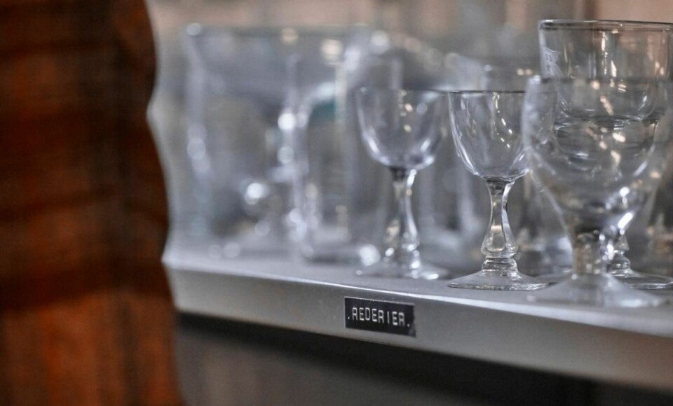 Hadeland Glassverk leverer håndslipte champagneglass til Amerikalinjen. (Foto: Magne Risnes)