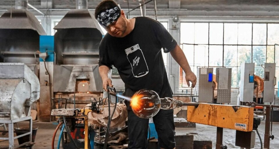 Nå gjenopptar Hadeland Glassverk produksjonen av unike objekter fra Amerikalinjens storhetstid, til glede for nye gjester og oppdagere. (Foto: Magne Risnes)