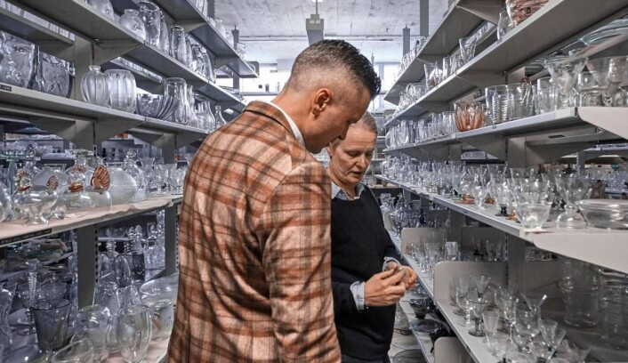 Direktør Wilhelm Hartwig på Amerikalinjen har dykket ned i arkivene til Hadeland Glassverk for å finne gamle skatter. Her sammen med designsjef ved Hadeland Glassverk, Maud Gjeruldsen Bugge. (Foto: Magne Risnes) Direktør Wilhelm Hartwig på Amerikalinjen har dykket ned i arkivene til Hadeland Glassverk for å finne gamle skatter. Her sammen med designsjef ved Hadeland Glassverk, Maud Gjeruldsen Bugge. (Foto: Magne Risnes)