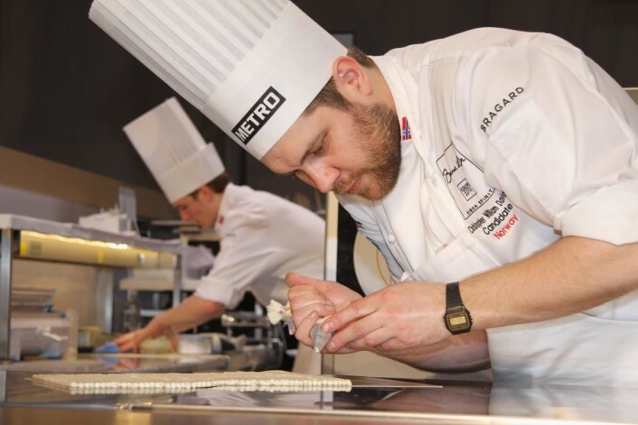 Sølv til Christopher W. Davidsen i Bocuse d'Or i 2017. (Foto: Morten Holt) Sølv til Christopher W. Davidsen i Bocuse d'Or i 2017. (Foto: Morten Holt)