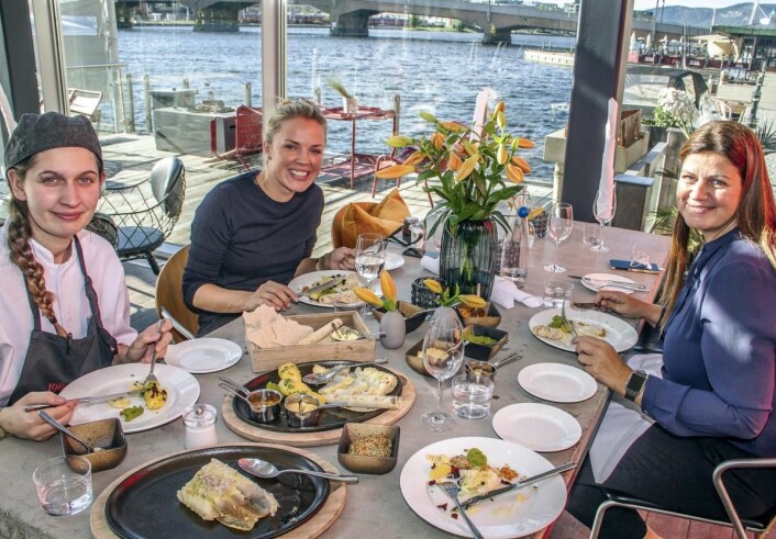 – I en av alder av 43 år hadde jeg før dette aldri spist lutefisk, og akkurat nå skjønner jeg ikke hvorfor, sier daglig leder ved Bølgen & Moi i Drammen, Hilde Andersen (bak t.h.), her sammen med kjøkkensjef Tania Petersen og driftssjef i Bølgen & Moi, Linn Skjevdal. (Foto: Per-Jan Brekke) – I en av alder av 43 år hadde jeg før dette aldri spist lutefisk, og akkurat nå skjønner jeg ikke hvorfor, sier daglig leder ved Bølgen & Moi i Drammen, Hilde Andersen (bak t.h.), her sammen med kjøkkensjef Tania Petersen og driftssjef i Bølgen & Moi, Linn Skjevdal. (Foto: Per-Jan Brekke)