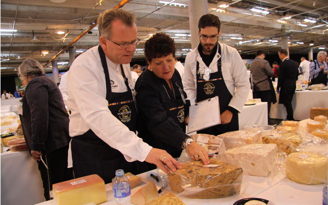 Jørn Lie (til venstre) i aksjon sammen med sine to meddommere i World Cheese Awards i Bergen i dag. Det er meget varierende standard, sier Lie. (Foto: Morten Holt) Jørn Lie (til venstre) i aksjon sammen med sine to meddommere i World Cheese Awards i Bergen i dag. Det er meget varierende standard, sier Lie. (Foto: Morten Holt)
