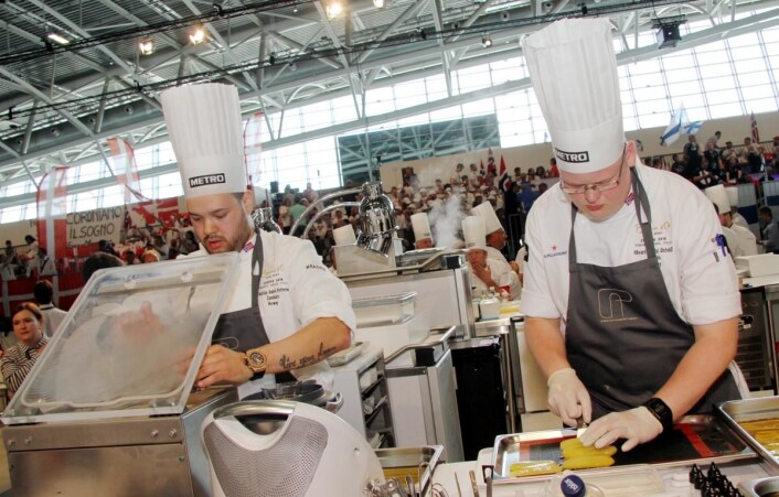 Christian A. Pettersen og commis Håvard A. J. Østebø i aksjon Bocuse d'Or Europe i Torino i juni 2018, der det ble seier. (Foto: Morten Holt) Christian A. Pettersen og commis Håvard A. J. Østebø i aksjon Bocuse d'Or Europe i Torino i juni 2018, der det ble seier. (Foto: Morten Holt)