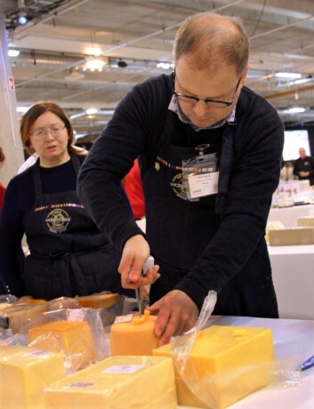 Dommer Arne Sørvig tar kjerneprøve fra én av ostene. Dommerne tar slike prøver av alle ostene før de bedømmes. (Foto: Morten Holt) Dommer Arne Sørvig tar kjerneprøve fra én av ostene. Dommerne tar slike prøver av alle ostene før de bedømmes. (Foto: Morten Holt)