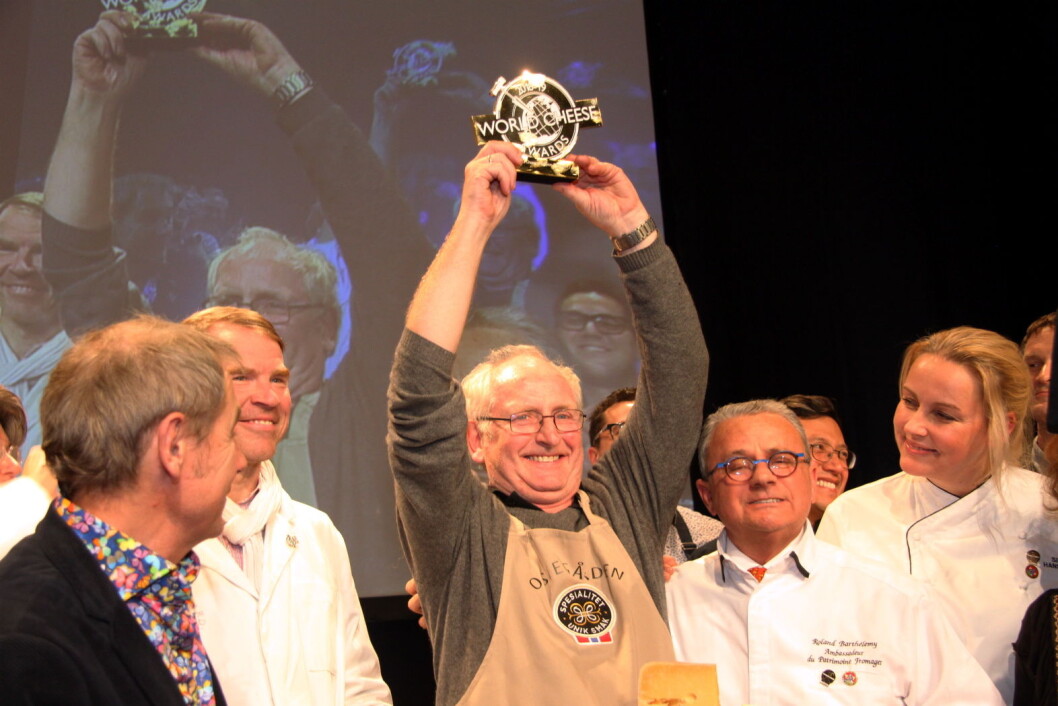 Jørn Hafslund fra Ostegården kunne i dag heve trofeet. Fanaosten er kåret til verdens beste ost i World Cheese Awards. (Foto: Morten Holt) Jørn Hafslund fra Ostegården kunne i dag heve trofeet. Fanaosten er kåret til verdens beste ost i World Cheese Awards. (Foto: Morten Holt)