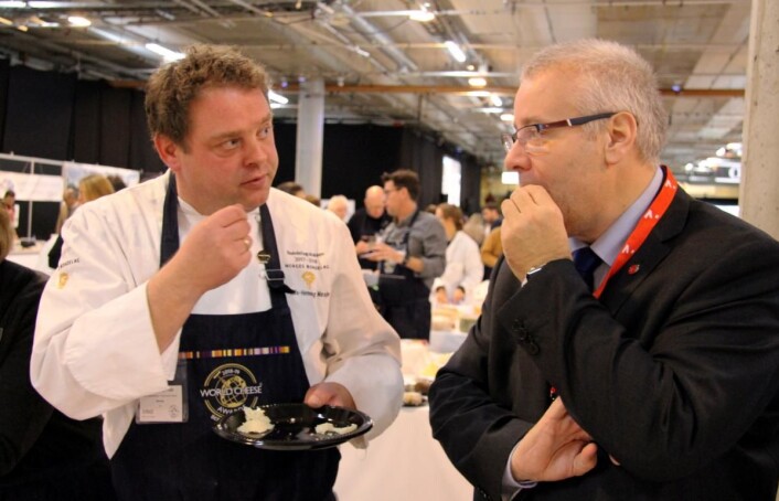 Landbruks- og matminister Bård Hoksrud (til høyre) sammen bondelagskokk og dommer i oste-VM, Nils-Henning Nesje. (Foto: Morten Holt) Landbruks- og matminister Bård Hoksrud (til høyre) sammen bondelagskokk og dommer i oste-VM, Nils-Henning Nesje. (Foto: Morten Holt)