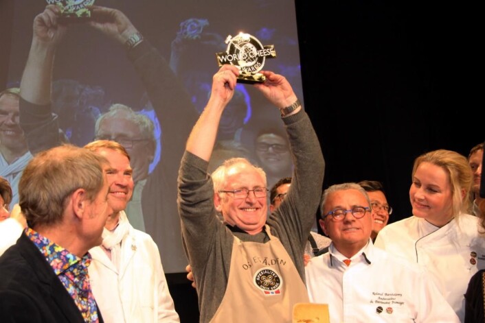 Ostegården og Jørn Hafslund tok gull i oste-VM, og danket ut 3571 andre oster. I konkurransen ble hele 74 norske oster belønnet med medalje. (Foto: Morten Holt) Ostegården og Jørn Hafslund tok gull i oste-VM, og danket ut 3571 andre oster. I konkurransen ble hele 74 norske oster belønnet med medalje. (Foto: Morten Holt)