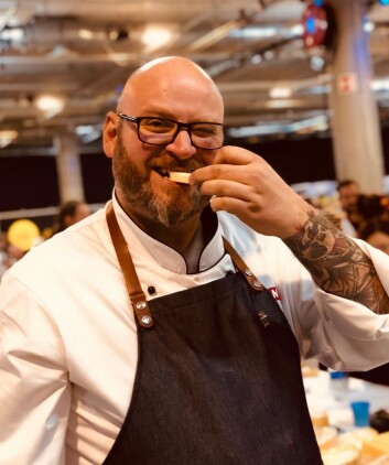 Dommer Espen Lie fra Meny tar en god bit fra en av de mange ostene. (Foto: Eli Strand) Dommer Espen Lie fra Meny tar en god bit fra en av de mange ostene. (Foto: Eli Strand)