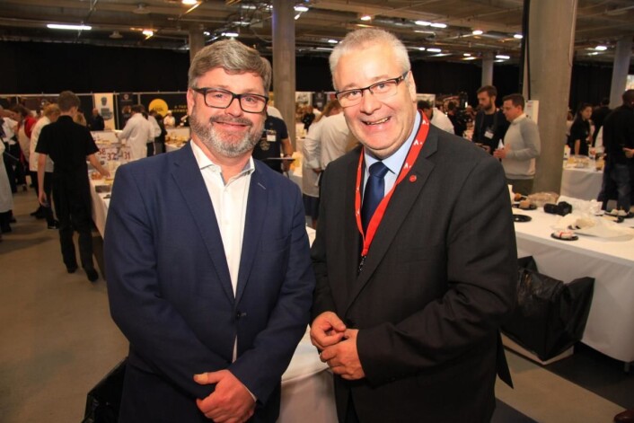 Primus motor for oste-VM i Bergen, Bernt Bucher Johannessen, sammen med landbruks- og matminister Bård Hoksrud i konkurranseområdet i Bergen. (Foto: Morten Holt) Primus motor for oste-VM i Bergen, Bernt Bucher Johannessen, sammen med landbruks- og matminister Bård Hoksrud i konkurranseområdet i Bergen. (Foto: Morten Holt)