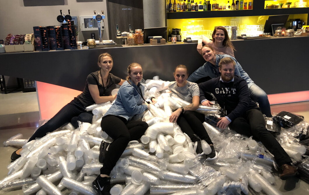 Iveta Lagzdkalne («Housekeeping manager»), Stine Haugland («Barceptionist»), Paulina Olszewska (renholder), Maria L. Karlsen («Operations Manager»), Regina Swart (servitør) og Erlend Fardal Lunde (hotelldirektør) på Comfort Hotel Bergen Airport skal bli plastfrie innen 2020. (Foto: Hotellet) Iveta Lagzdkalne («Housekeeping manager»), Stine Haugland («Barceptionist»), Paulina Olszewska (renholder), Maria L. Karlsen («Operations Manager»), Regina Swart (servitør) og Erlend Fardal Lunde (hotelldirektør) på Comfort Hotel Bergen Airport skal bli plastfrie innen 2020. (Foto: Hotellet)
