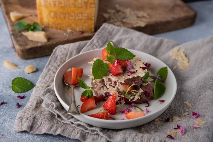 Mørk sjokolademousse med sprø parmesanchips. (Foto: Parmigiano Reggiano) Mørk sjokolademousse med sprø parmesanchips. (Foto: Parmigiano Reggiano)