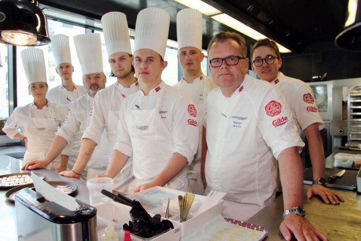 Det norske juniorkokkelandslaget som skal delta i VM. Fra venstre Runa Kvendseth, Alexander Vartdal, kaptein Geir Magnus Svae, Eirik Tufte, Aron Espeland og Christian Honstad. Til høyre manager Jørn Lie og seniorlandslagets kaptein Christer Rødseth. (Foto: Morten Holt) Det norske juniorkokkelandslaget som skal delta i VM. Fra venstre Runa Kvendseth, Alexander Vartdal, kaptein Geir Magnus Svae, Eirik Tufte, Aron Espeland og Christian Honstad. Til høyre manager Jørn Lie og seniorlandslagets kaptein Christer Rødseth. (Foto: Morten Holt)