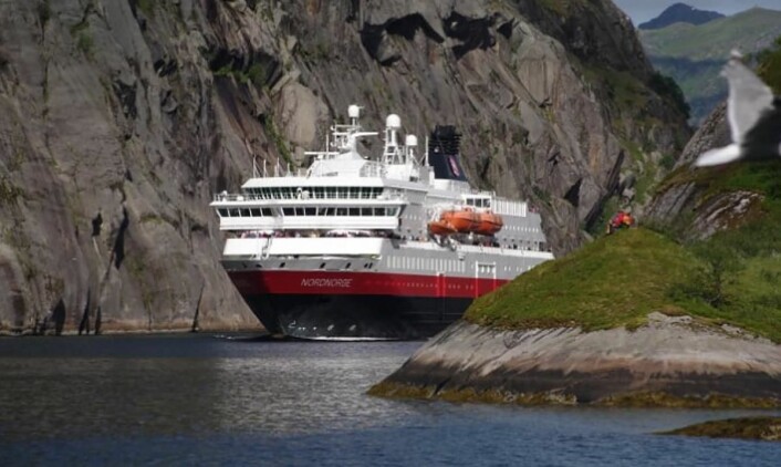 Som det første cruiserederiet i verden skal Hurtigruten bruke biogass laget av blant annet avfall fra fiskeindustrien til å drive skipene sine - blant annet MS Nordnorge. (Foto: Ulf Hansson/Hurtigruten)