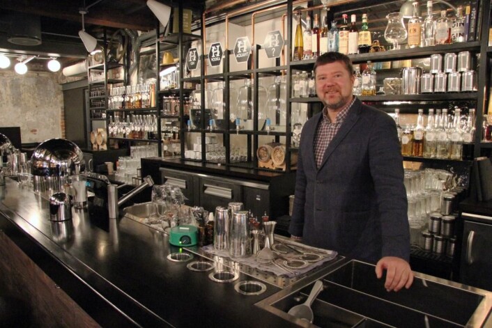 Morten H. Larsen i Himkoks bar. (Foto: Morten Holt) Morten H. Larsen i Himkoks bar. (Foto: Morten Holt)