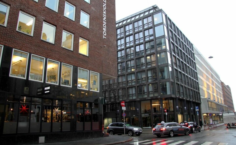 Frokosten serveres i Restaurant Foodie (til venstre i bildet), som ligger rett over gaten fra hotellet. (Foto: Morten Holt)